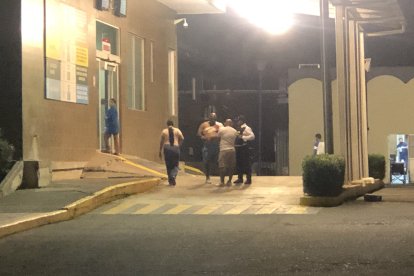 José Caleño (hombre vendado) resultó herido en el ataque que cobró la vida de su hijo.