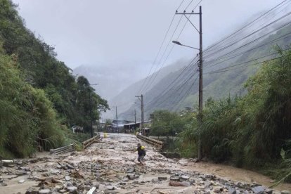 La gran cantidad de piedras y lodo interrumpió el paso en una vía de Tungurahua.