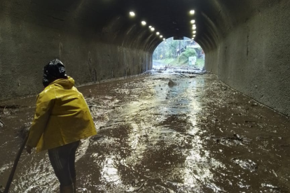 Las intensas lluvias causaron deslaves y derrumbes.