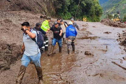 Deslizamientos de tierra, calles con lodo, marcan la jornada en Baños