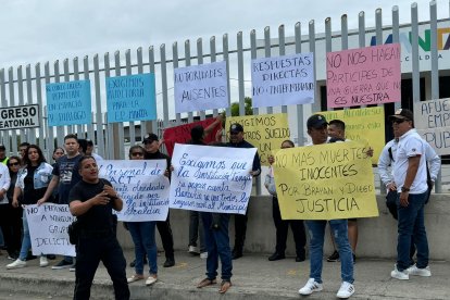 Los agentes protestaban y exclamaban su rechazo a la vinculación que a través de panfletos se realiza