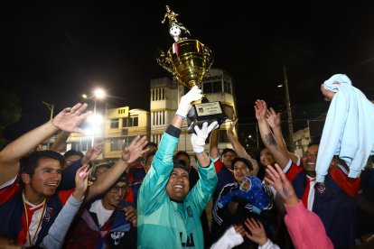 Los jugadores de Los Duros de La Isla festejaron tras conquistar el título.