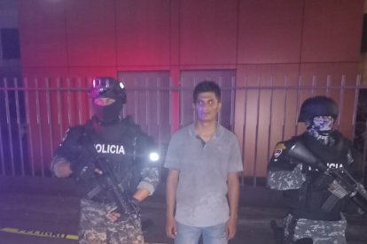 El policía que pudo regresar con su familia.