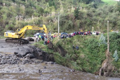 Personal de diferente entidades de Emergencia y comuneros intentaban rescatar un vehículo que fue arrastrado por la corriente, con una familia dentro.