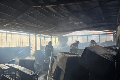 El Cuerpo de Bomberos extinguió el incendio en una escuela del sur de Quito.