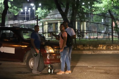 En las noches, gente se instala a beber alcohol en la vía pública alrededor de la cancha de fútbol de la ciudadela. Fines de semana es peor.