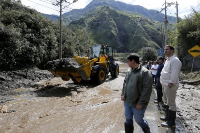 Fotografía cedida por la Presidencia de Ecuador que muestra al ministro de Transporte y Obras Públicas, Roberto Luque (der.) y al secretario de la Administración Pública, Arturo Félix Wong (izq.), este 17 de junio de 2024 en una de las zonas afectadas por las fuertes lluvias en el país andino.