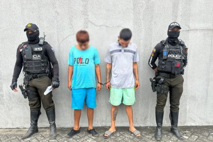 Uno de los sujetos tiene antecedentes penales por varios delitos, según información policial.