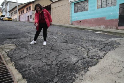 Fabiola Terán, moradora de esta calle, muestra la afectación que hay a lo largo de la vía.