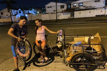 En la avenida Felipe Pezo, al norte de Guayaquil, los recicladores Daniel Pomaina y Katiuska Falquez recibieron regalos por el Día del Padre.