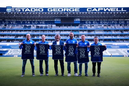 El cuerpo técnico del técnico  Leonel Álvarez lucen las camisetas de Emelec
