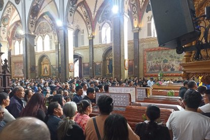 Diez cuerpos fueron llevados hasta la basílica en Baños en una misa campal.