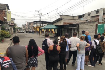 Un grupo de ciudadanos se aglomeraron en la zona del crimen.