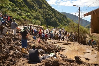 La vía se encuentra con toneladas de tierra, lo que evita el paso normal de vehículos.