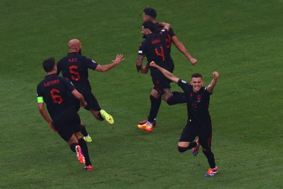 Hamburg (Germany), 19/06/2024.- Players of Albania celebrate the 2-2 goal during the UEFA EURO 2024 group B match between Croatia and Albania in Hamburg, Germany, 19 June 2024. (Croacia, Alemania, Hamburgo) EFE/EPA/FILIP SINGER