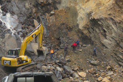 Comuneros caminan por varias horas sorteando los obstáculos. Los estudiantes, los más afectados para ir a sus planteles.