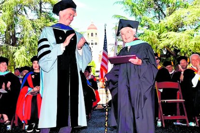 Anciana de 105 años cumplió la meta de culminar sus estudios