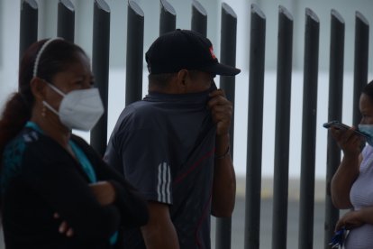 Quienes asisten al lugar se ven obligados a taparse la nariz por el mal olor.