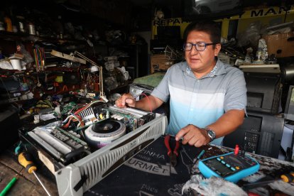 Los técnicos en aparatos eléctricos han visto aumento en su clientela luego del apagón.