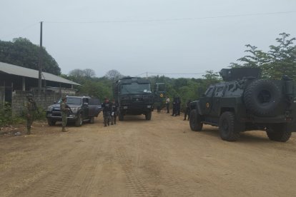 Militares y policías se preparan para la ceremonia de apertura de la construcción de la cárcel de máxima seguridad en Santa Elena.