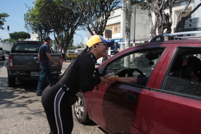 Karlay siempre atiende a sus clientes con una sonrisa.