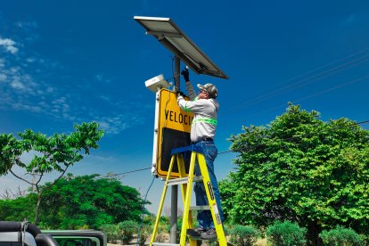 Los técnicos de la ATM revisaron que los equipos de los radares se encuentren en buen estado previo a la calibración.