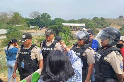 El evento de ceremonia estuvo acompañada de un plantón realizado por los comuneros de la zona que están inconformes con la construcción de la cárcel.