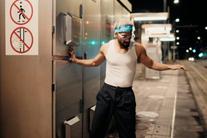 El cantante ya promociona su video de 'Vicio' en YouTube y otras plataformas.