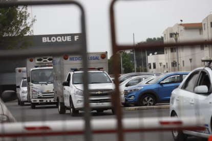 A las 09:10, un convoy de la Policía Nacional y del Servicio de Medicina Legal acompañó a los cadáveres desde la morgue de Guayaquil.