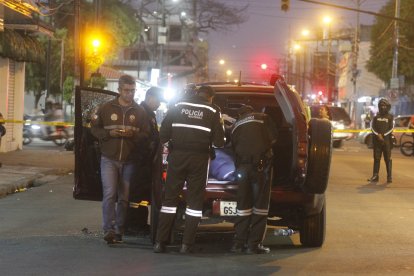 Agentes policiales acudieron al sitio y buscaron indicios balísticos en el vehículo de la víctima.