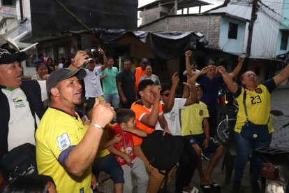 En el barrio en el que creció Moisés Caicedo había expectativa por el partido