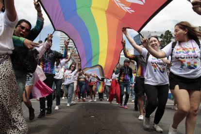 La bandera multicolor, característica de los LGBTIQ+, ondeó por la avenida Amazonas, en el norte.