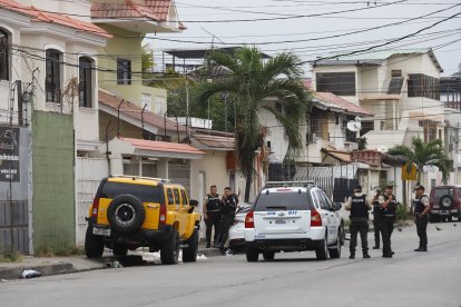 Agentes policiales y familiares del difunto llegaron al lugar al conocer el hecho.