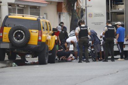 Parientes y conocidos del ciudadano fueron al sitio. Consternados se acercaron al cadáver para verlo de cerca, lamentándose por el crimen.