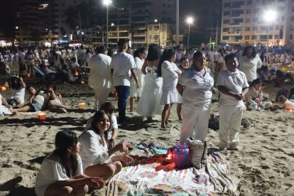 Cientos de devotos esperan a que sean las 00:00