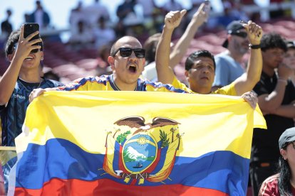 La de de un hincha de Ecuador en la Copa América es igual de grande que los estadios.