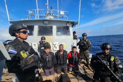 Personal de la Marina de El Salvador logró la aprehensión de tres personas en sus aguas. Los sospechosos son dos ecuatorianos y un colombiano.