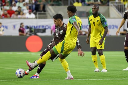 Edson Álvarez fue titular en el triunfo de México ante Jamaica, en la primera fecha de la fase de grupos.