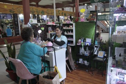 Paola adecuó su local en medio de las ventas de frutas y verduras. Tiene todos los implementos.