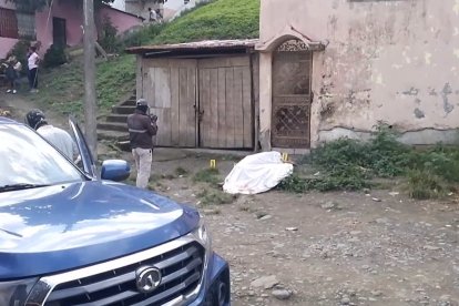 El joven quedó tirado en el piso durante la balacera.