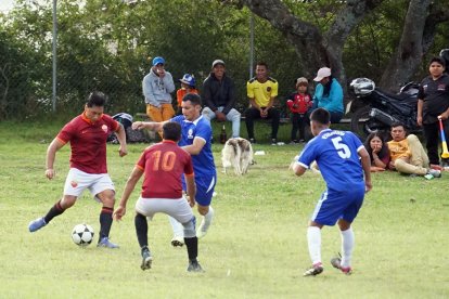 Los equipos de Urapamba esperan que la cancha donde juegan sea entregada a la liga barrial.