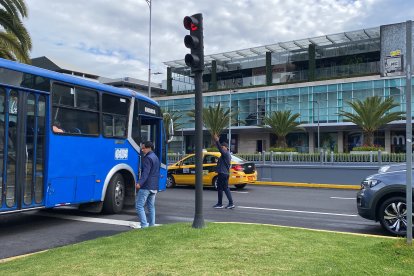 Controladores de buses deben bajar para hacer que el tráfico fluya en una intersección del norte de Quito.