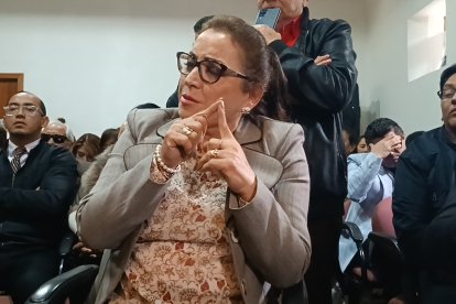 Rosa Argudo, secretaria general del Sindicato de Trabajadores del IESS, evitó responder las interrogantes planteadas sobre si relación familias con algunos medicos y personal administrativo del hospital.