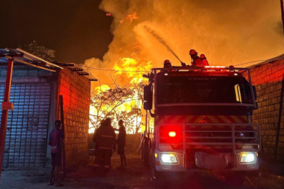 Bomberos trabajan por trabajar la emergencia.