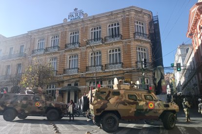 Fotografía de dos tanques militares frente a la sede del Gobierno de Bolivia, este miércoles en La Paz (Bolivia). El vicepresidente de Bolivia, David Choquehuanca, denunció este miércoles que se desarrolla un "Golpe de Estado" contra el Gobierno de Luis Arce, luego que un tanque entrará a la fuerza a la sede del Ejecutivo en la ciudad de La Paz.