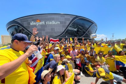 Un grupo de hinchas llevó cervezas y empezó a repartirlas entre los compatriotas.