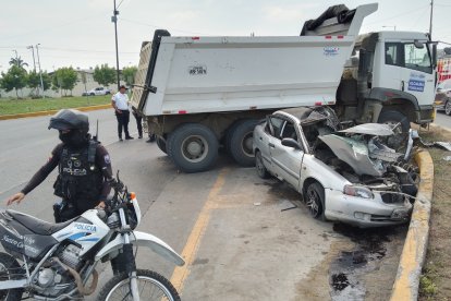 Los peritos de la Oficina de Investigación de Accidentes de Tránsito trataban de establecer la identidad del conductor de la volqueta.