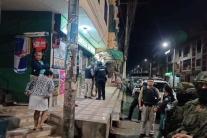 Unos agentes derribaron  puertas, mientras otros revisaban algunos espacios.