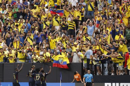 Hinchas de Ecuador festejando con sus jugadores el 3-1 ante Jamaica.