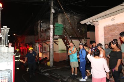 Incendio alarmó a moradores de la Juan Montalvo.